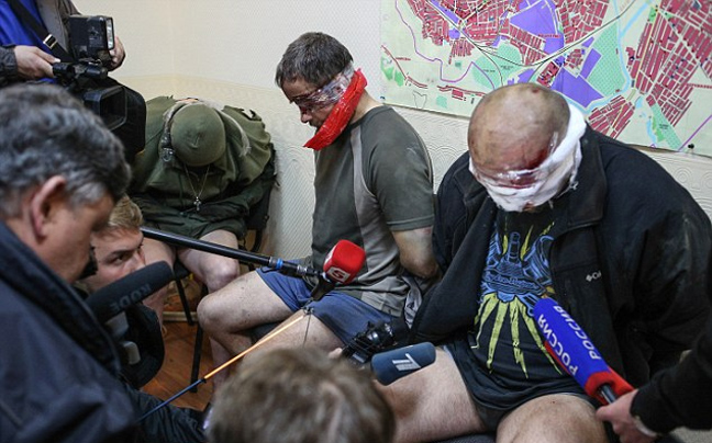 Άνδρες της ουκρανικής αντριτρομοκρατικής δεμένοι και μισόγυμνοι