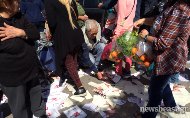 Προπηλάκισαν πολίτες που μοίραζαν φυλλάδια της Ρένας Δούρου
