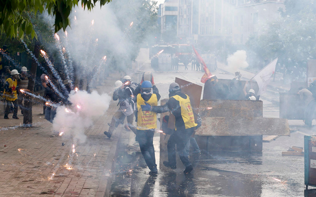 Δακρυγόνα και αντλίες νερού στην πλατεία Ταξίμ της Κωνσταντινούπολης