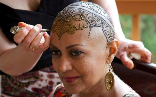 Τα τατουάζ που ξαναδίνουν το χαμόγελο στις γυναίκες με καρκίνο