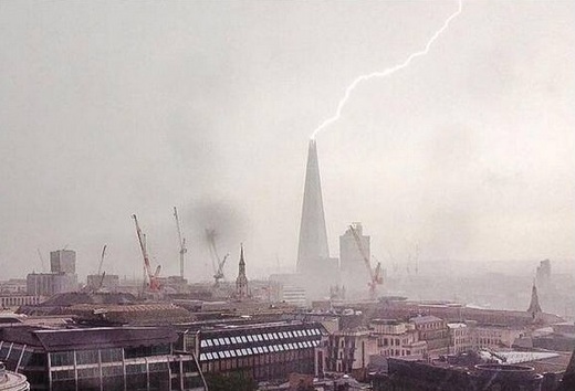 Κεραυνός χτύπησε το Shard στο Λονδίνο