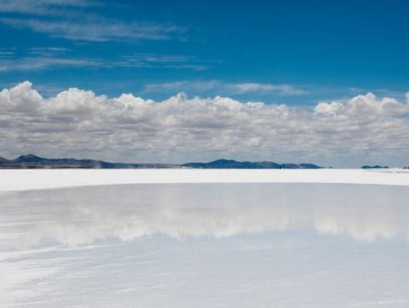 Η μεγαλύτερη ξηρή λίμνη στον κόσμο (Salar de Uyuni) στη Βολιβία 