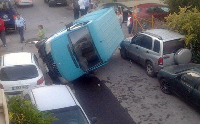 Φορτηγάκι κατέληξε σε σταθμευμένα οχήματα στο Ηράκλειο