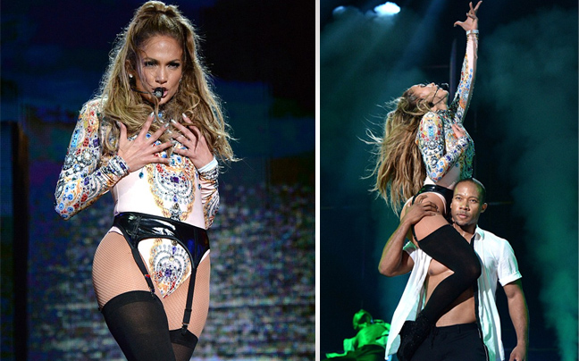 Η Jennifer Lopez με κορμάκι και ζαρτιέρες στη σκηνή