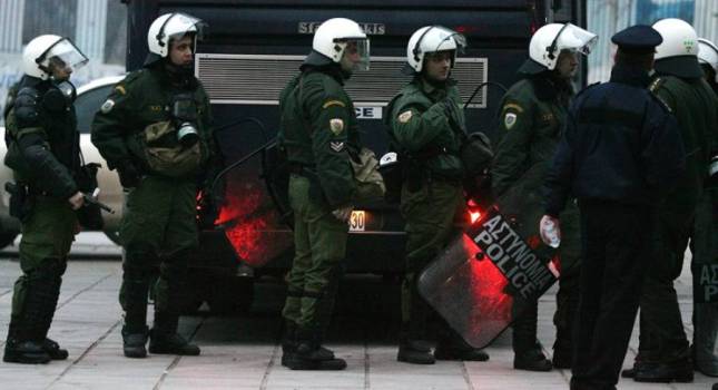 Δεκαέξι συλλήψεις σε Πάτρα, Αττική και Ρόδο για την οπαδική βία