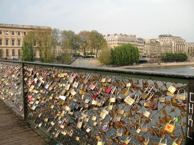 Επικίνδυνες για τις γέφυρες του Παρισιού οι «κλειδαριές της αγάπης»