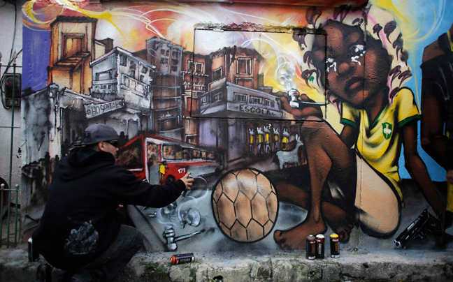Τα γκράφιτι της οργής ενάντια στο Μουντιάλ
