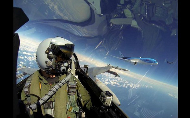 Βίντεο από την εικονική αερομαχία δίπλα στο αεροπλάνο του ρώσου υπουργού Άμυνας