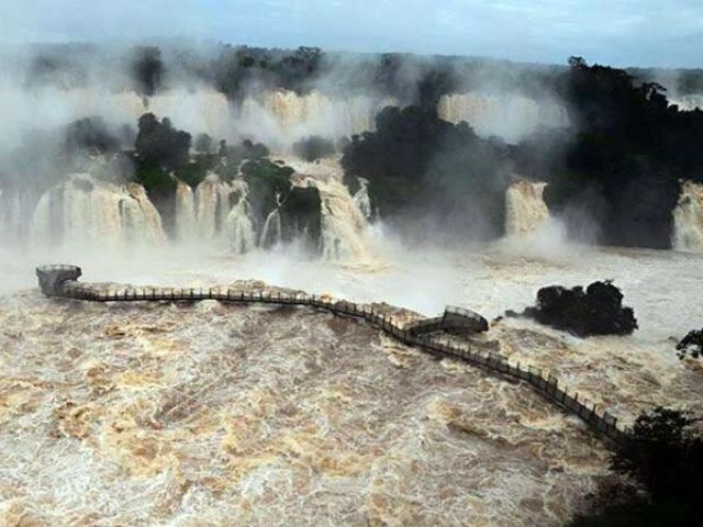 Υδάτινη κόλαση στους καταρράκτες του Ιγκουαζού της Βραζιλίας