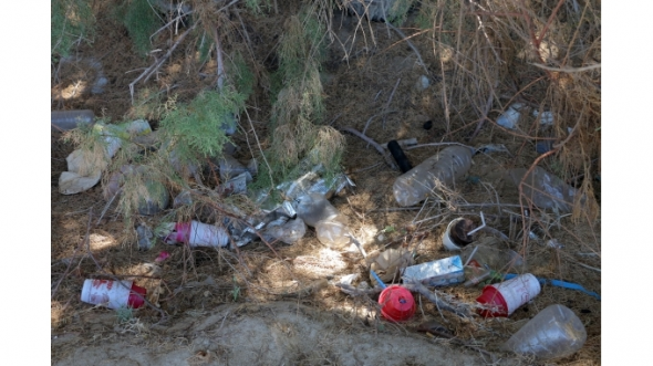 Σε σκουπιδότοπο μετέτρεψαν παραλία στην Κρήτη λουόμενοι