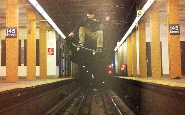 «Απογειώθηκε» με το σκέιτμπορντ στο μετρό της Νέας Υόρκης