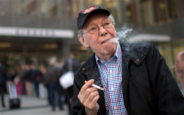 Ο γερμανός «ήρωας» των καπνιστών πρέπει να εκκενώσει το διαμέρισμά του