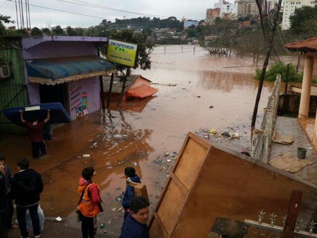 Πλημμύρες ανάγκασαν 6000 βραζιλιάνους να εγκαταλείψουν τις εστίες τους