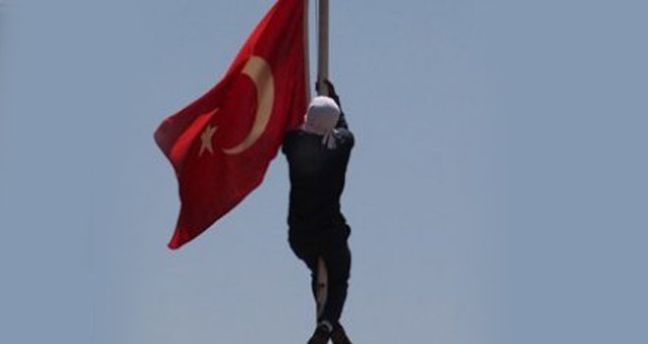 Αστυνομικοί πυροβόλησαν Κούρδο που επιχειρούσε να κατεβάσει τουρκική σημαία