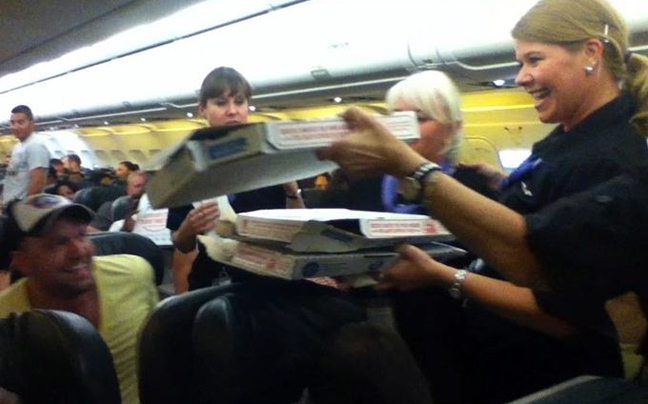 Το αεροπλάνο κόλλησε, οι επιβάτες έφαγαν πίτσες!