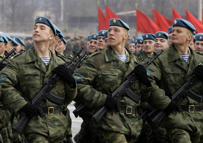 «Η Ρωσία ενισχύει και πάλι τη στρατιωτική της παρουσία στα σύνορα με την Ουκρανία»