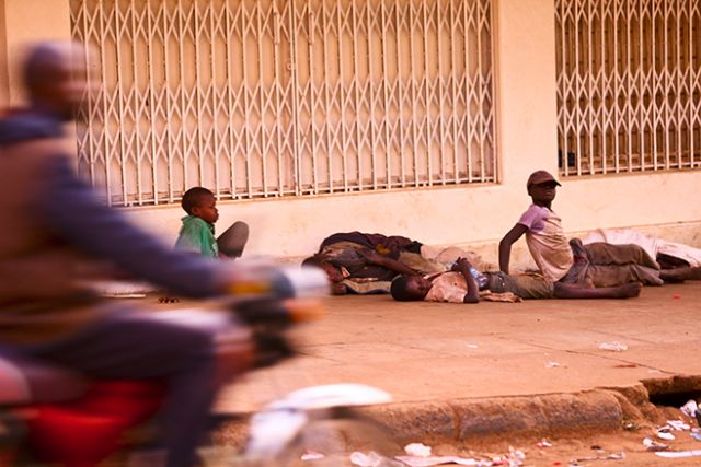 Αστυνομικοί κακοποιούν τα παιδιά των δρόμων στη Ουγκάντα