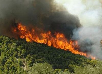 Απειλείται χωριό από μεγάλη φωτιά κοντά στην αρχαία Μεσσήνη