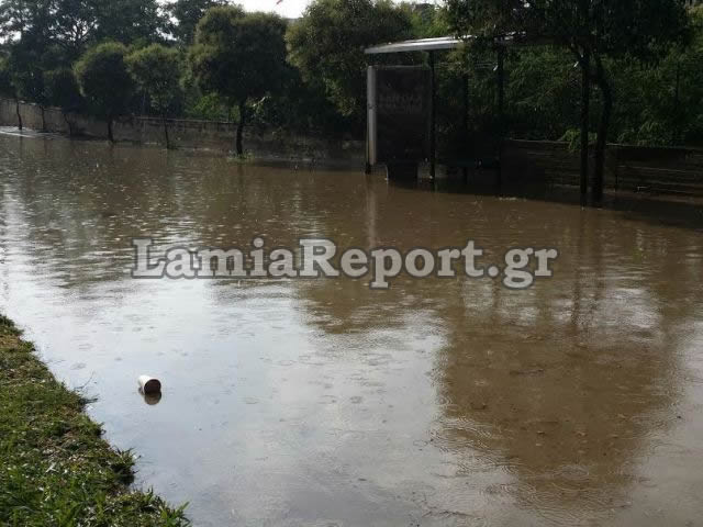 Πλημμύρισαν δρόμοι και υπόγεια από την μπόρα στη Λαμία