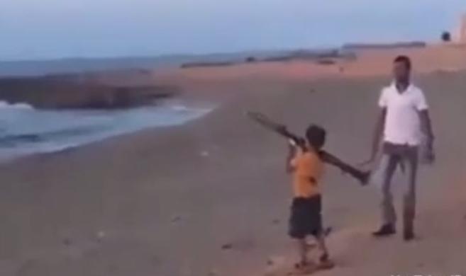 Λίβυος διδάσκει σε 10χρονο να ρίχνει ρουκέτες