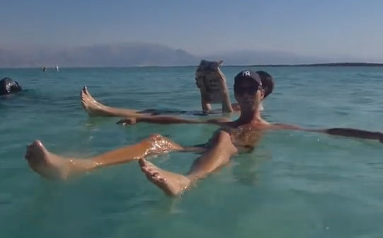 Το κολύμπι στη Νεκρά Θάλασσα είναι πολύ απλή υπόθεση