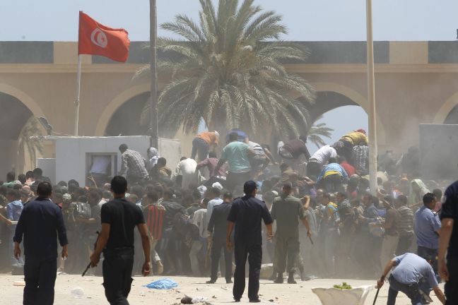 Η Τυνησία έκλεισε τη μεθοριακή διάβαση με τη Λιβύη