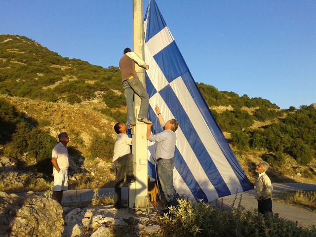 Η μεγάλη ελληνική σημαία που κυματίζει σε χωριό του νομού Θεσπρωτίας