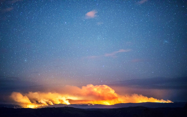 Φωτογράφος «κυνηγάει» τις φλόγες στη Καλιφόρνια