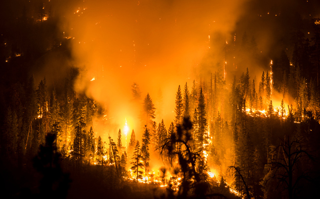 Φωτογράφος «κυνηγάει» τις φλόγες στη Καλιφόρνια