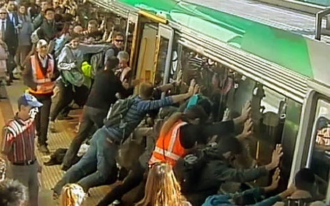 Σπρώχνουν το βαγόνι του μετρό για να σώσουν επιβάτη