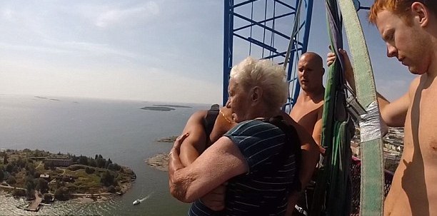 Γιαγιά 95 ετών κάνει bungee jumping και το διασκεδάζει
