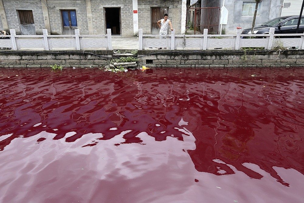 Ποταμός στην Κίνα έγινε ξαφνικά κόκκινος