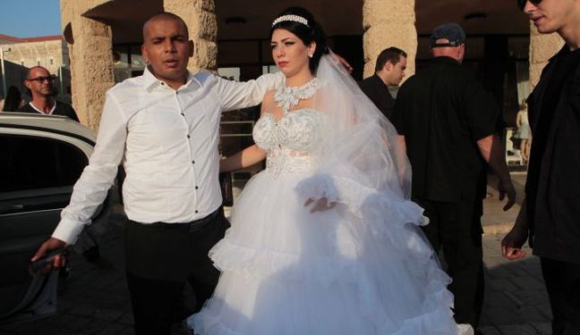 Με προστασία εκατοντάδων αστυνομικών παντρεύτηκαν μουσουλμάνος με Εβραία