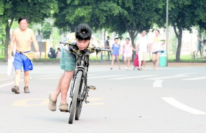 Έφηβος χωρίς χέρια κάνει ποδήλατο