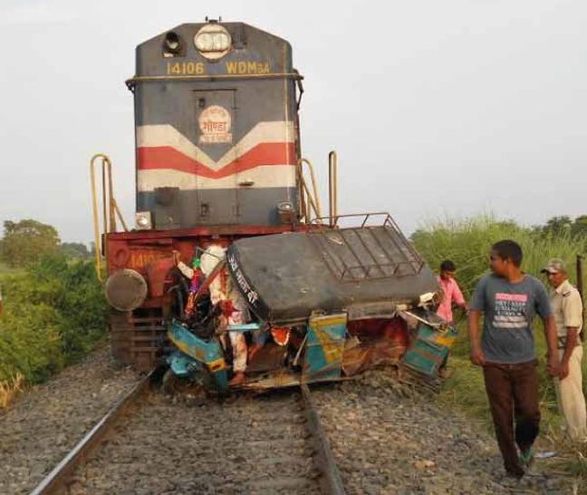 Σύγκρουση τρένου με τρίκυκλο στην Ινδία