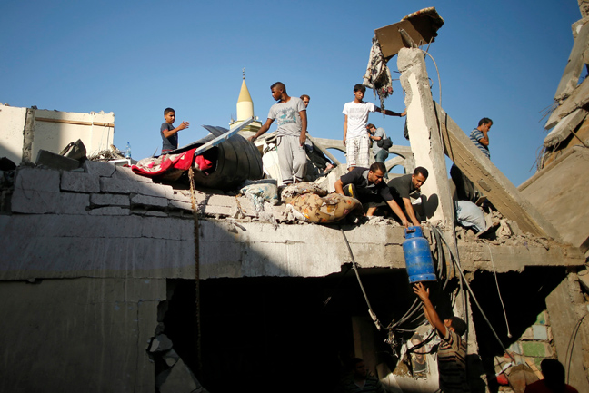 Ισοπεδώθηκε πολυκατοικία από τις επιδρομές στη Γάζα