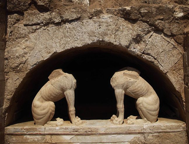 Τμήματα από μαρμάρινη θύρα στον τρίτο θάλαμο του τάφου της Αμφίπολης