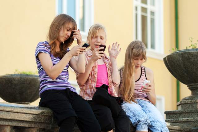 Γιατί τα παιδιά που χρησιμοποιούν κινητό τηλέφωνο κολλούν ευκολότερα ψείρες