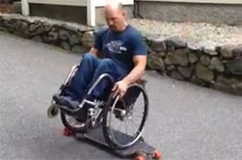 Skateboard με αναπηρικό καροτσάκι