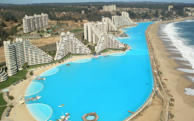 Εντυπωσιακές εικόνες από τη μεγαλύτερη πισίνα στον κόσμο