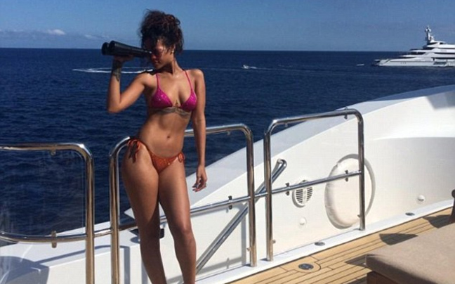 Οι σέξι πόζες της Rihanna σε σκάφος