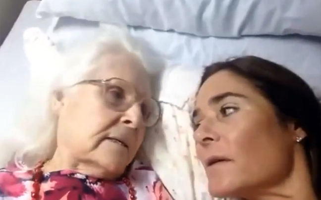 Ασθενής με Αλτσχάιμερ αναγνωρίζει την κόρη της και της λέει «σ’ αγαπώ!»