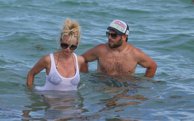 Με τα ρούχα μπήκε στη θάλασσα η Pamela Anderson
