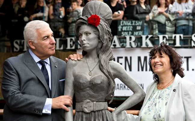 Άγαλμα της Amy Winehouse στο Λονδίνο