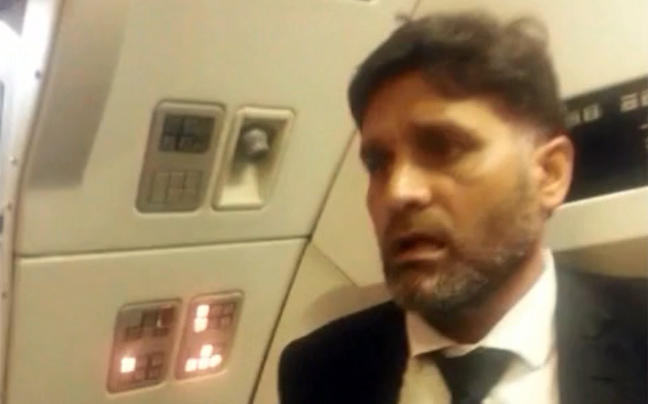 Αγανακτισμένοι επιβάτες πέταξαν έξω από αεροπλάνο πολιτικό