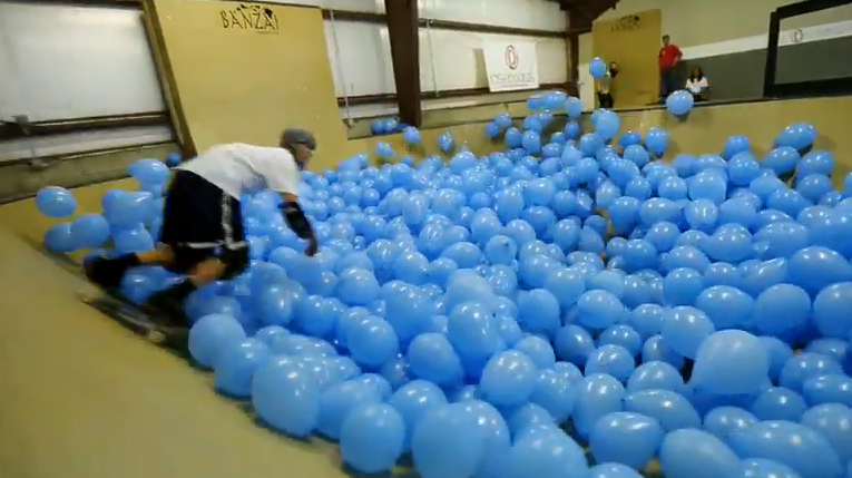 Skateboard μέσα σε 5.000 μπαλόνια
