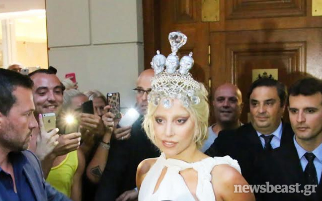Φτάνει στο ΟΑΚΑ ντυμένη… πριγκίπισσα η Lady Gaga