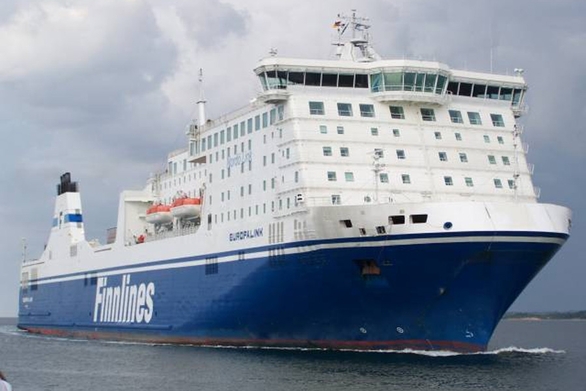 Δύο μεγάλα ρήγματα έχει υποστεί το επιβατηγό οχηματαγωγό πλοίο «europalink»