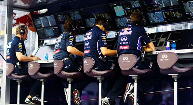 Για κωδικοποιημένα μηνύματα της Red Bull στα πιτ στοπ κάνει λόγο η McLaren