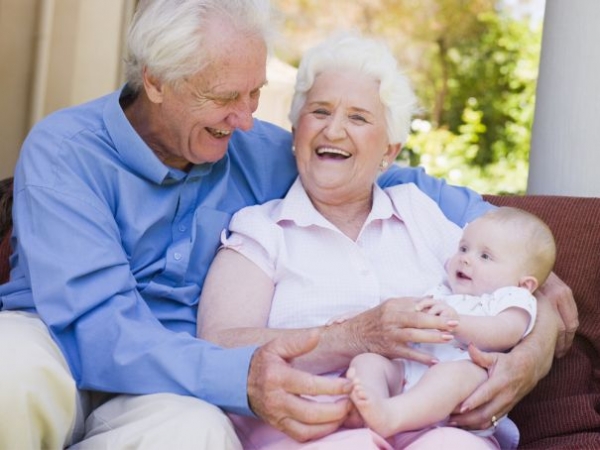 Γιατί τα παιδιά λατρεύουν τον παππού και τη γιαγιά